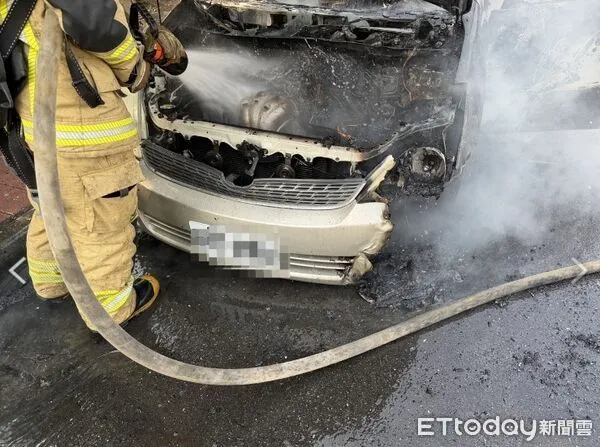▲台南市新營區路口發生汽車火警，現場濃煙竄出。（記者林東良翻攝，下同）