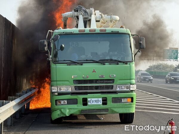 ▲國道一號仁德北上路段發生大貨車底盤火警，消防文賢車組獲報迅速到場滅火。（圖／記者林東良翻攝）
