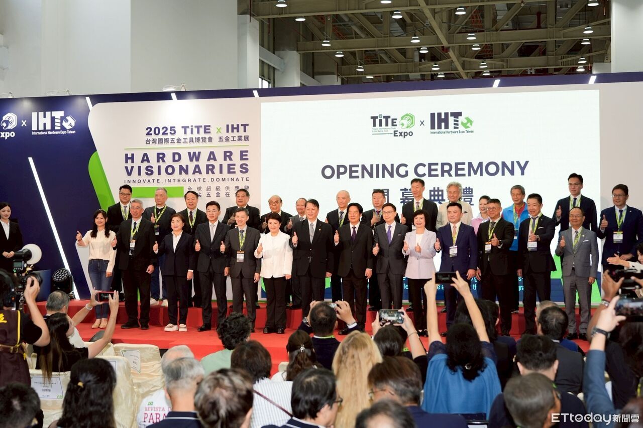 可容納1.2萬人 「鑽石級綠建築」台中會展中心盛大開幕