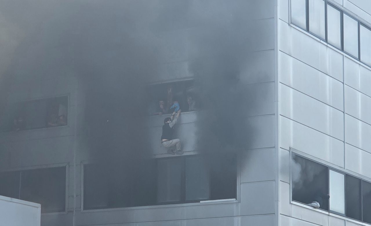 大火吞噬工廠!員工瀕死尖叫「跳樓逃生」摔骨折 跳窗驚險畫面曝