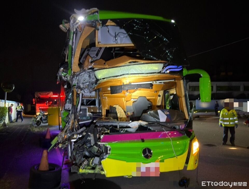 快訊/桃園遊覽車駕駛恍神「追撞大貨車」 21人送醫