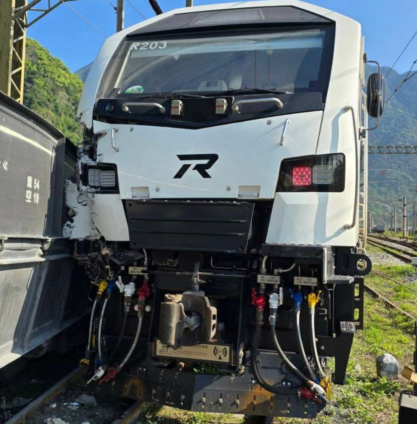 ▲▼台鐵R200柴電機車調車擦撞幸福水泥自備貨物列車出軌。（資料圖／讀者提供）