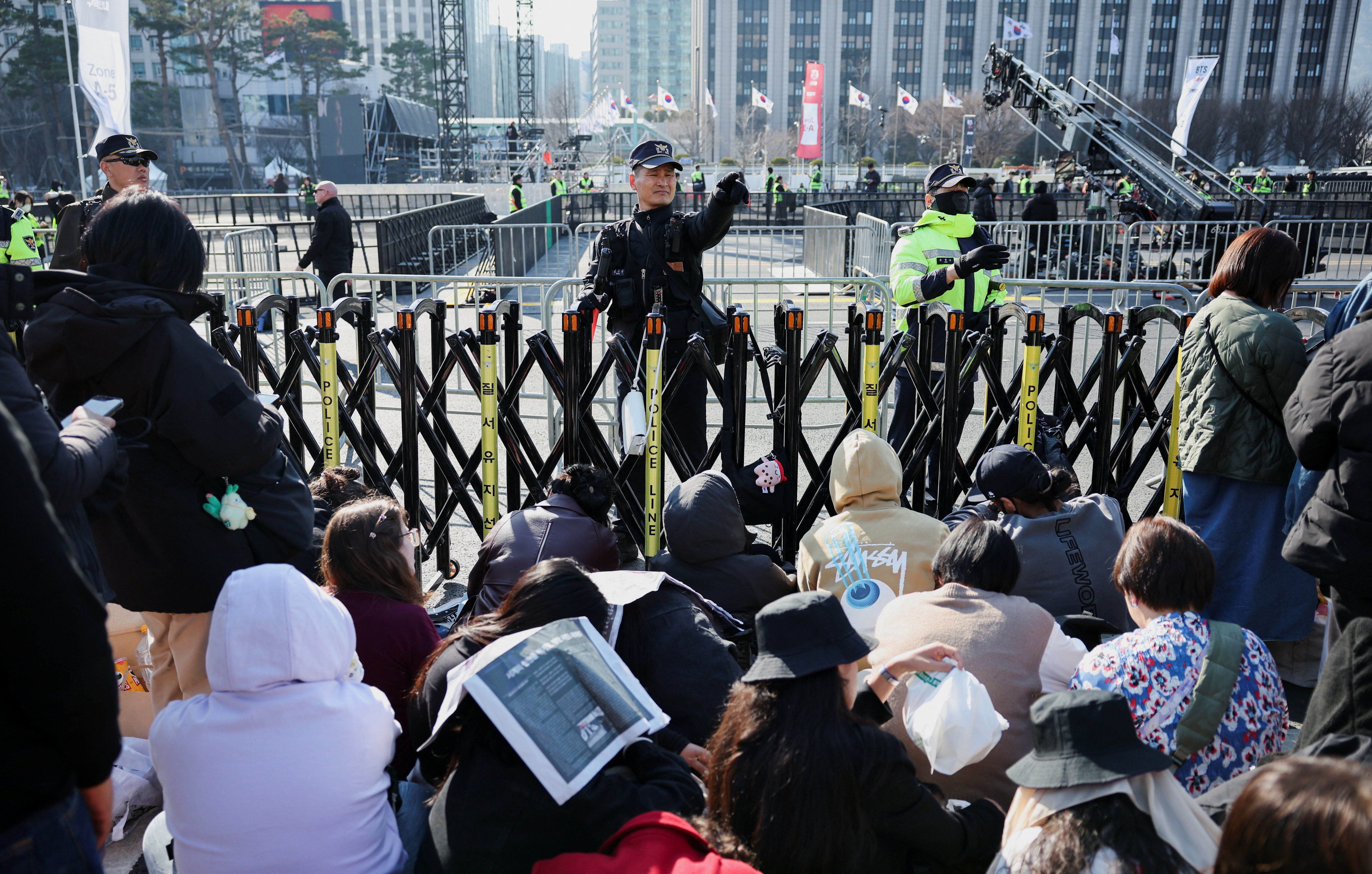 BTS光化門開唱26萬人湧入!8旬翁遭搜身「逼丟瑞士刀」 發飆摔刀 | ETtoday國際新聞 | ETtoday新聞雲