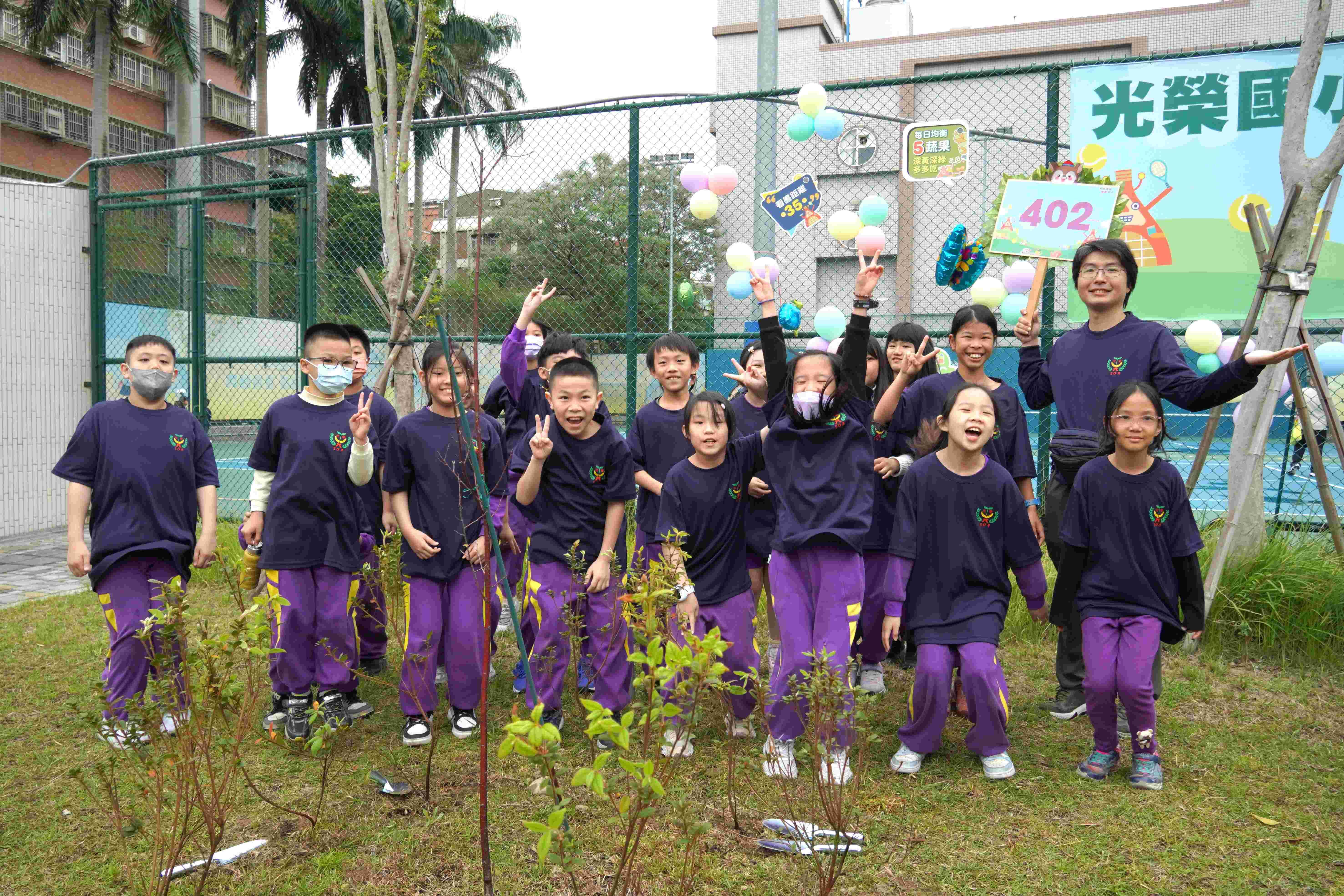 ▲新北光榮國小50周年校慶植樹 駐台使節與師生共種原生樹。（圖／新北市農業局提供）