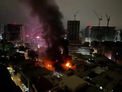 快訊/中和工廠3樓深夜大火!濃煙、火光狂竄 95名消防員灌救中