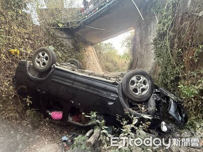自小客墜橋翻覆1人獲救「竟是逾期觀光客」　4同伴沒義氣全跑光