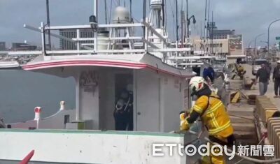 澎湖馬公漁港火警！漁船引擎室突冒濃煙　消防急佈水線排煙