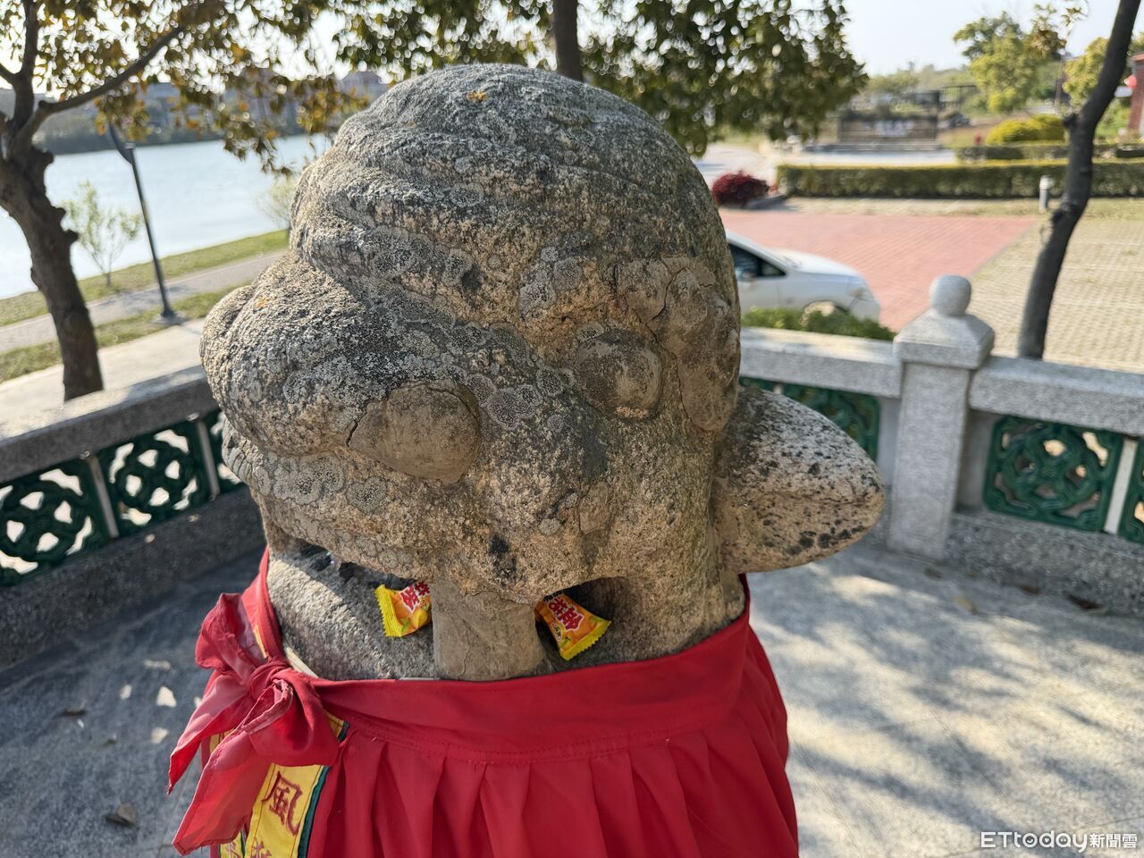 金門北山風獅爺「左耳曾修補」告示鬧烏龍寫右耳 遊客傻眼