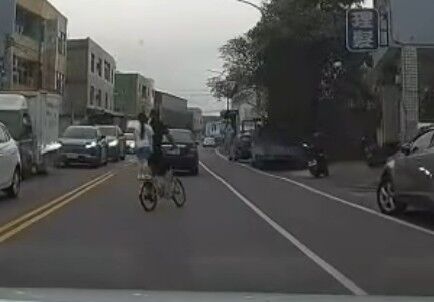 玩命片!女童站自行車火箭筒...爺孫橫跨雙黃線 後方駕駛嚇壞