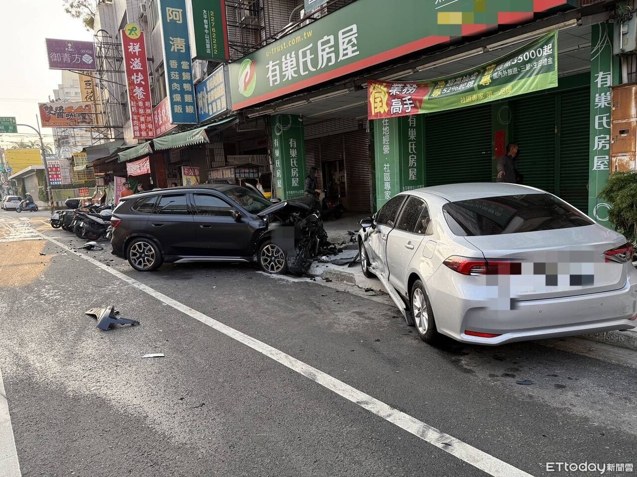 休旅車左轉遭BMW猛撞「狂轉360度」 路邊7車慘被波及