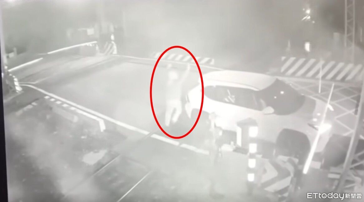 副站長開車受困平交道「高舉雙手攔火車」沒效 90秒驚險畫面曝