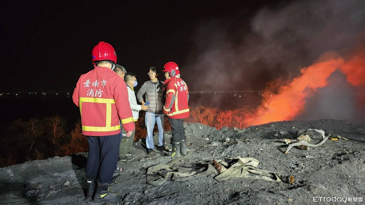 台南安南掩埋場深夜火警 28車62人灌救歷時4小時多撲滅幸無傷亡