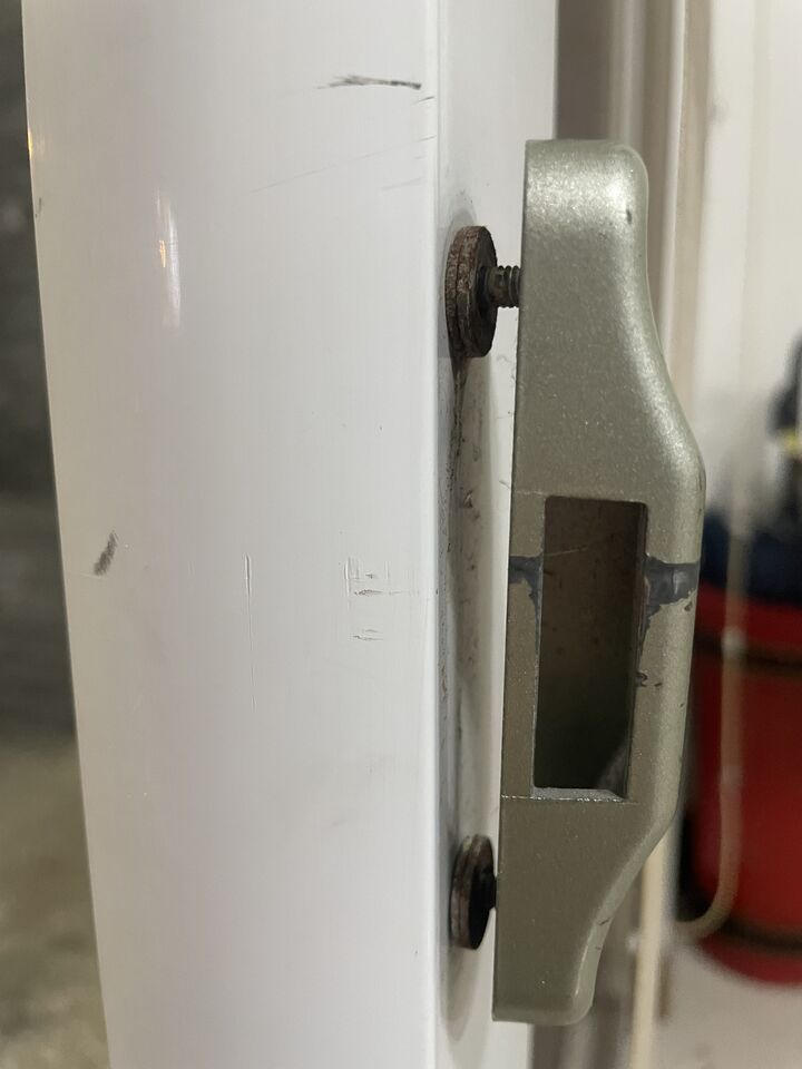 男子夜闖民進黨立委服務處 破壞門鎖入內翻箱倒櫃、瓦斯桶旁玩火