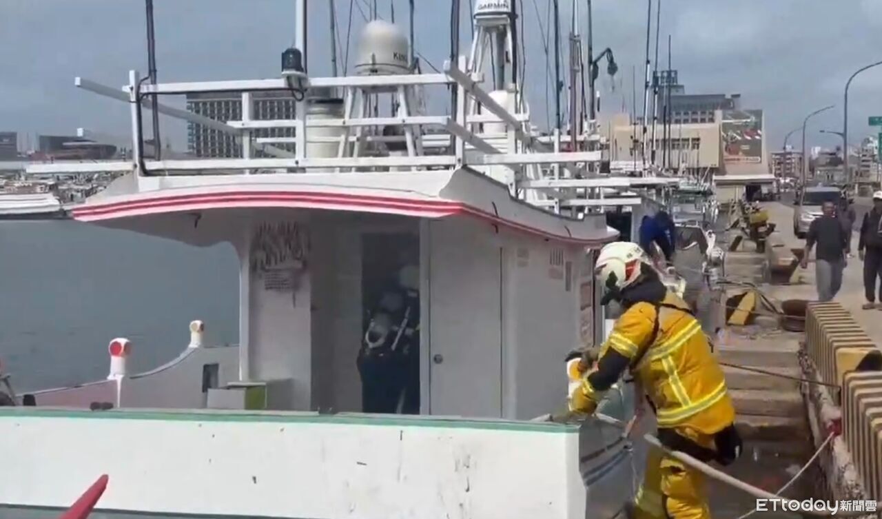 澎湖馬公漁港火警!漁船引擎室突冒濃煙 消防急佈水線排煙