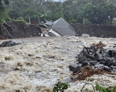 砸畢生積蓄！買地蓋房落成不到6年　夫婦目睹家被沖走