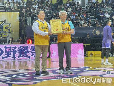 警政署長張榮興主持職籃中信特攻開球　前、現任署長攜手反詐