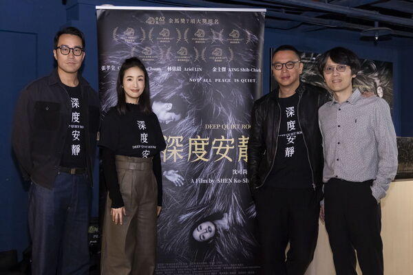 ▲《深度安靜》導演沈可尚（左起）、張孝全、林依晨、監製瞿友寧，現身影城一日店長活動。（圖／風起娛樂提供）