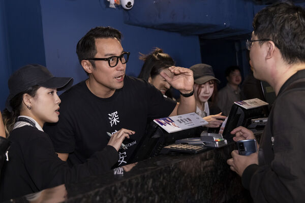 ▲《深度安靜》導演沈可尚（左起）、張孝全、林依晨、監製瞿友寧，現身影城一日店長活動。（圖／風起娛樂提供）