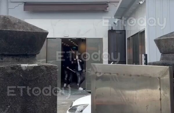 ▲▼台北二殯旁一處會館遭「棒球隊」狠砸。（圖／記者黃彥傑翻攝）