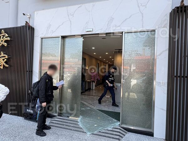 ▲▼台北二殯旁一處會館遭「棒球隊」狠砸。（圖／記者黃彥傑翻攝）