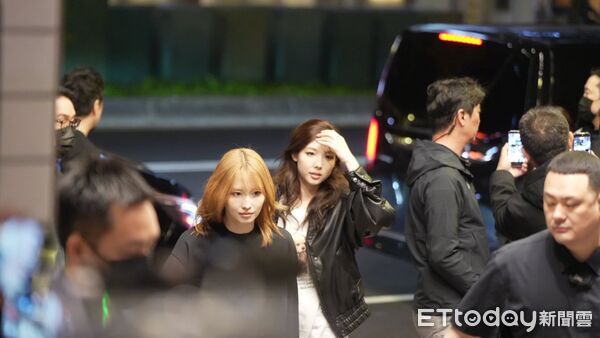 直擊／TWICE大巨蛋下班！8妞搭3台賓士直奔金豬吃飯