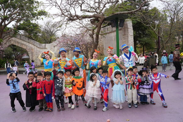 ▲麗寶樂園宣布，4月3日至4月6日期間，凡一名購買全票899元的成人，即可攜帶一名「12歲以下孩童免費入園」。（圖／業者提供）