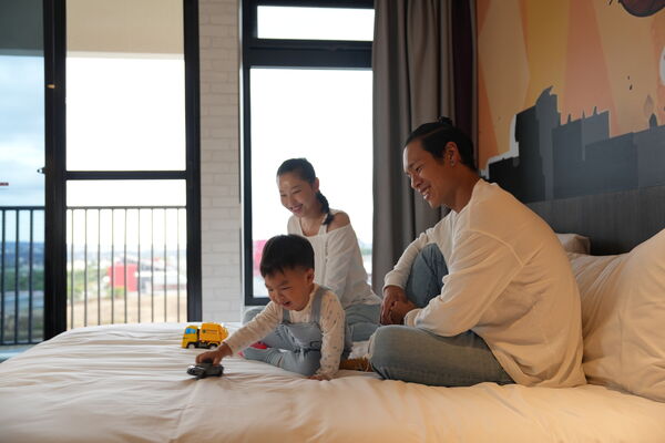 ▲麗寶樂園宣布，4月3日至4月6日期間，凡一名購買全票899元的成人，即可攜帶一名「12歲以下孩童免費入園」。（圖／業者提供）