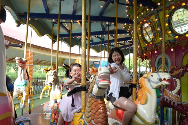 ▲麗寶樂園宣布，4月3日至4月6日期間，凡一名購買全票899元的成人，即可攜帶一名「12歲以下孩童免費入園」。（圖／業者提供）