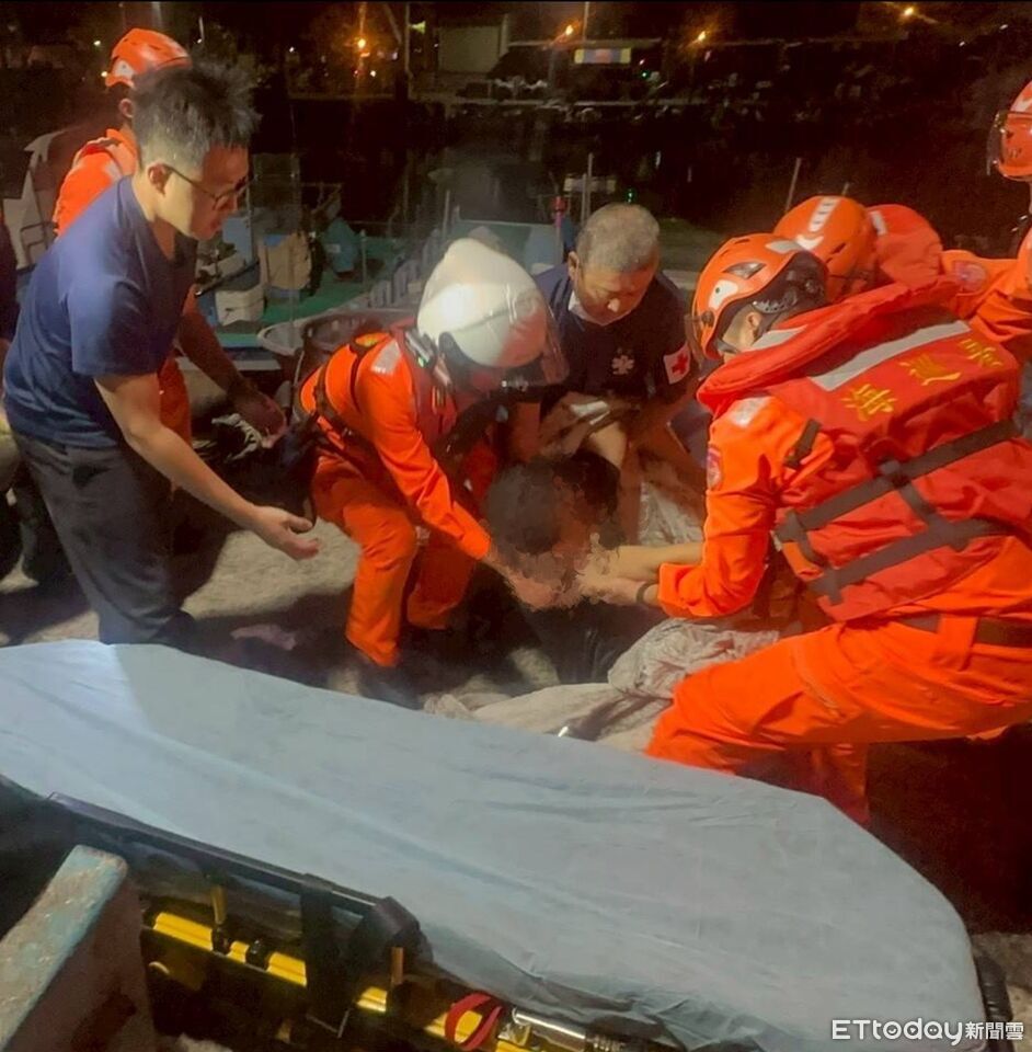 快訊/蚵仔寮漁港驚見「男子載浮載沉」 送醫搶救不治