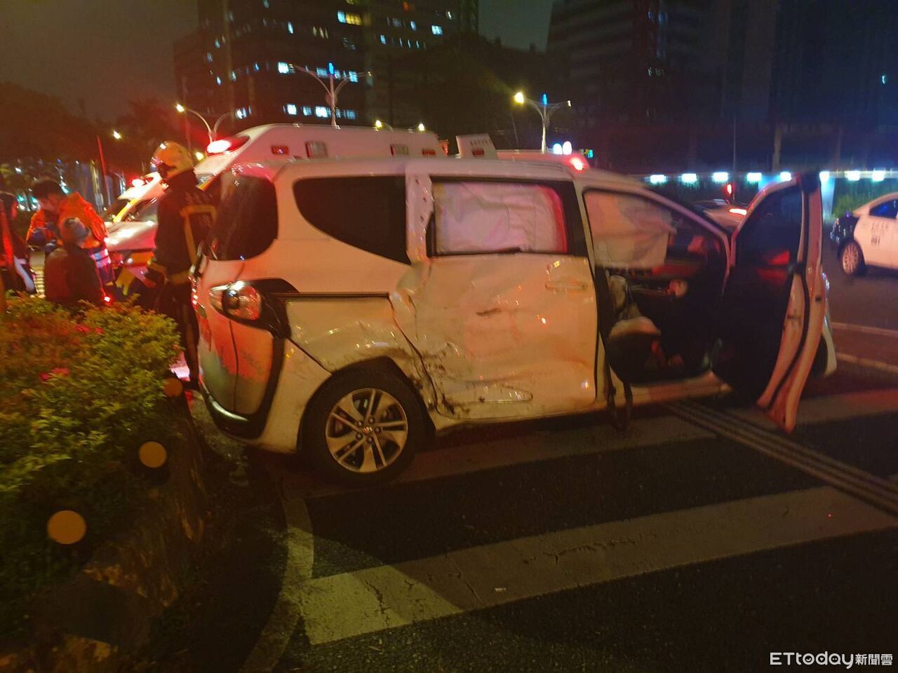 北市監察院前車禍!計程車左轉遭闖燈BMW攔腰撞 5男女傷勢曝