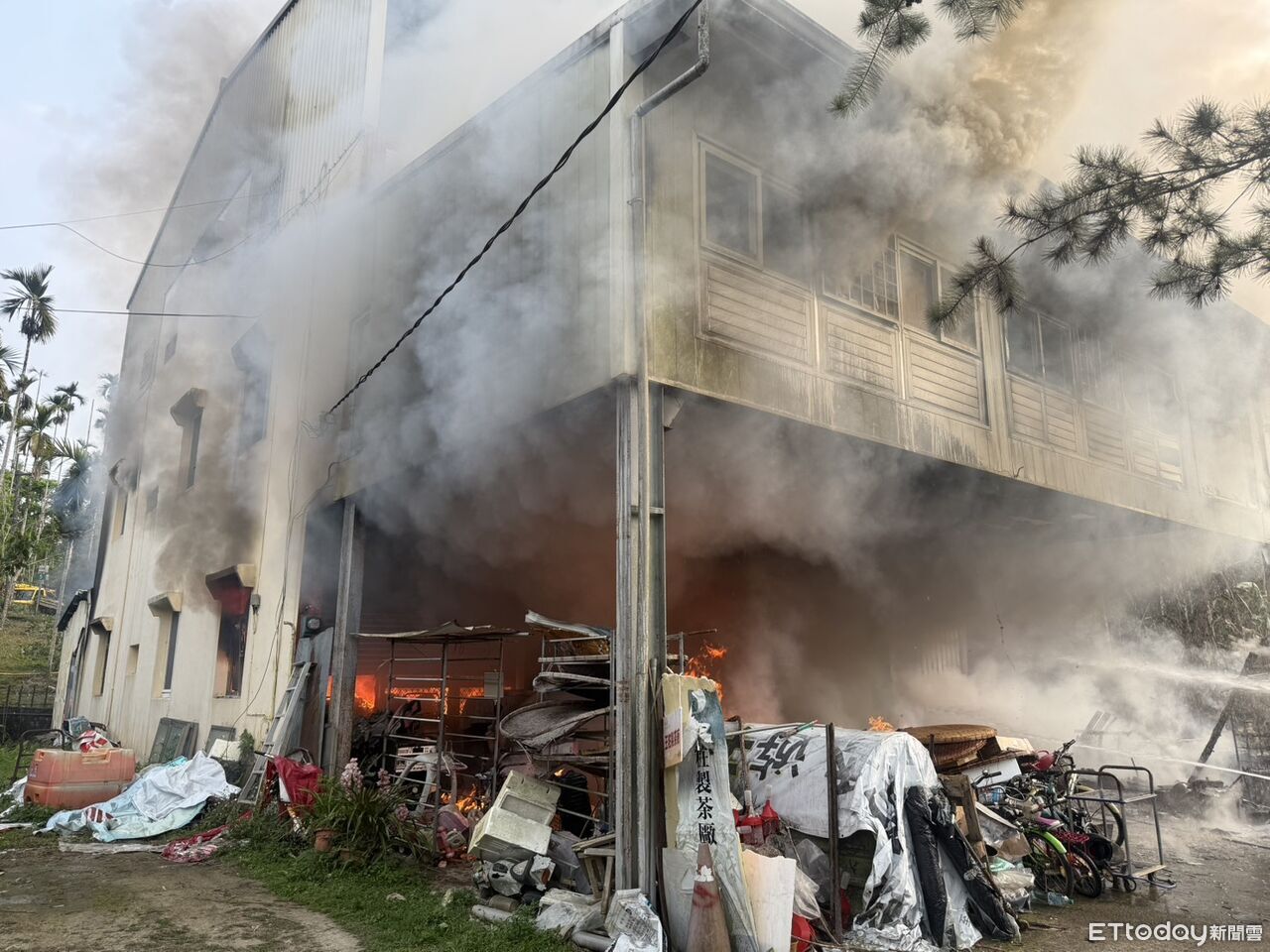 魚池鄉3棟連棟透天厝大火 雜物、瓦斯桶助燃...8小時撲滅