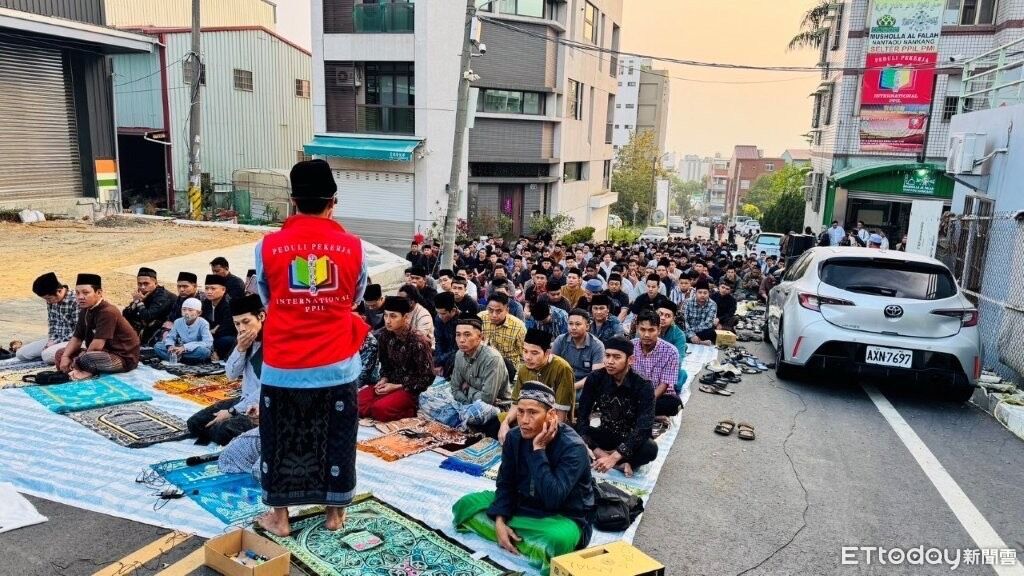 南投穆斯林封街席地歡慶開齋節 警協助交通疏導與秩序維護