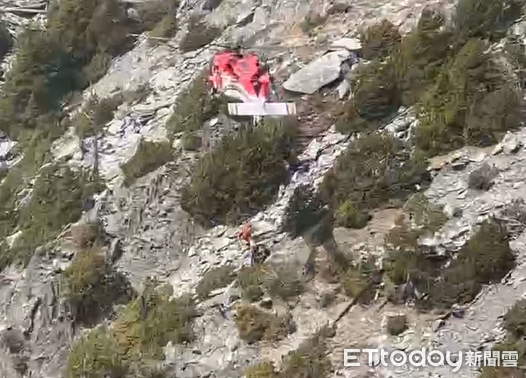 登秀姑巒山失足!山友墜落邊坡頭部重傷 直升機吊掛救援送醫