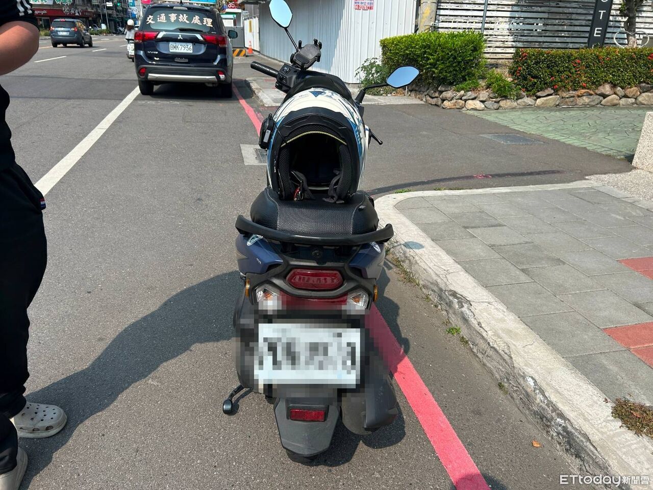 台中30歲騎士遭撞倒地 肇事小貨車直接落跑!路人全傻眼