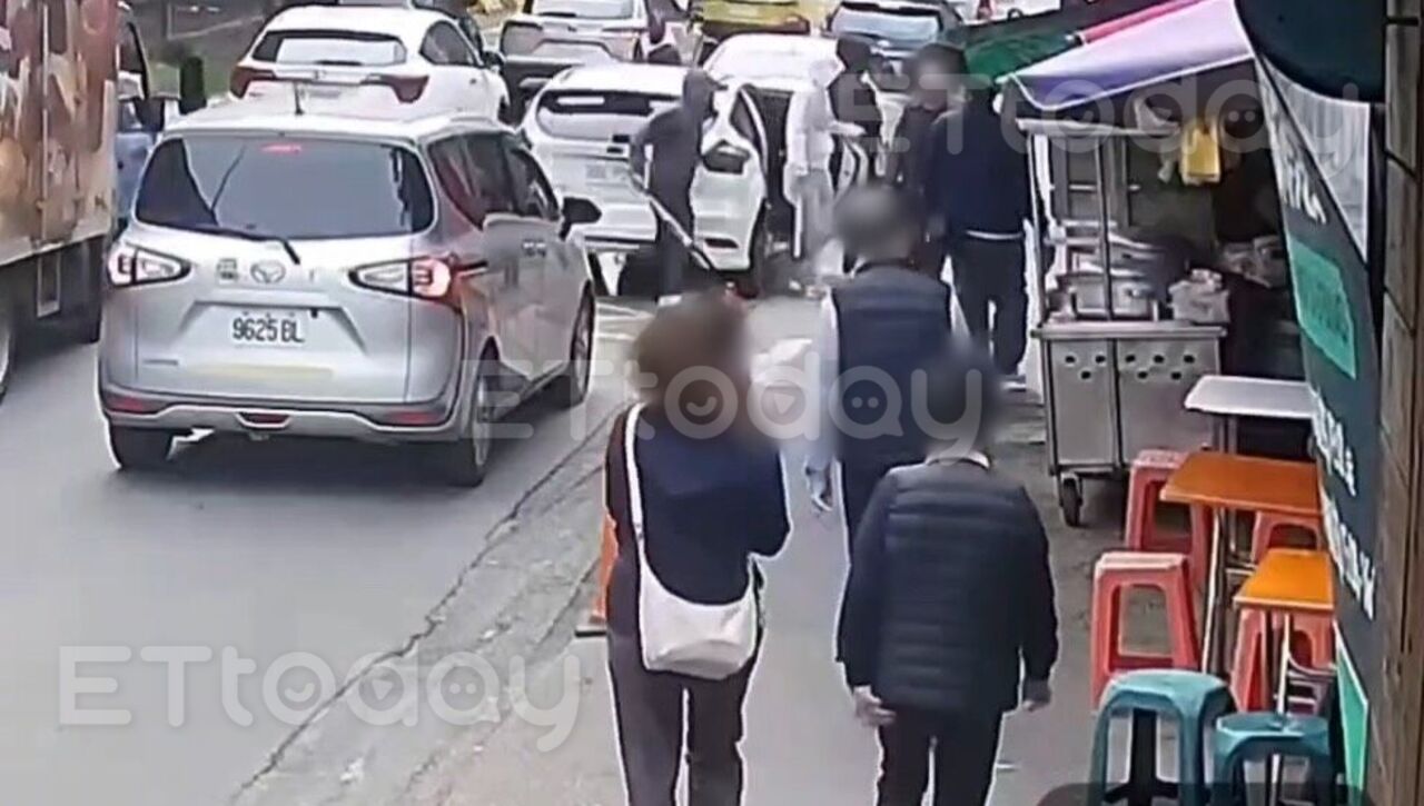 獨/人手一支球棒!10惡煞猛砸二殯旁會館 民眾酸:WBC結束了