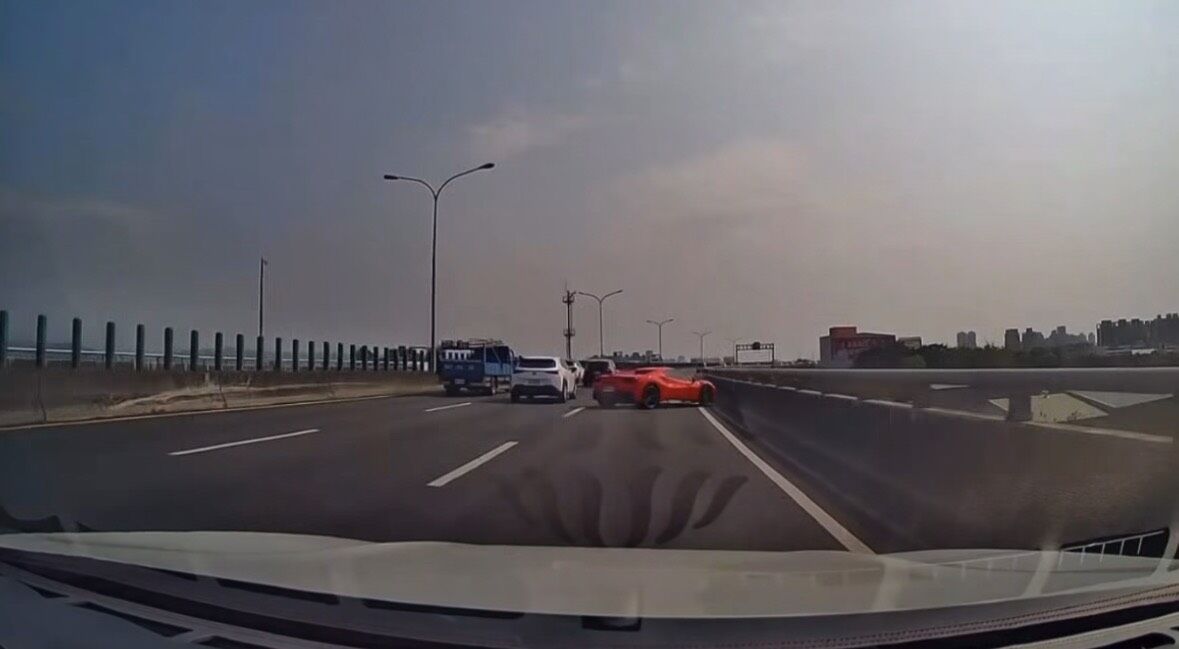 台74法拉利帥氣超車!下秒搖擺撞護欄...橫越2車道旋轉180度