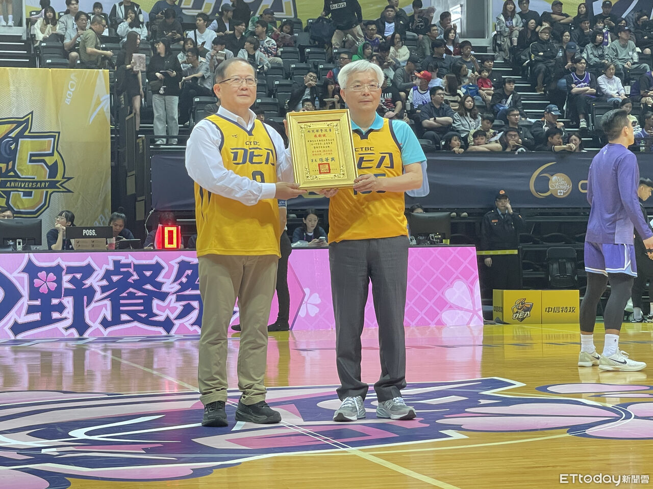 警政署長張榮興主持職籃中信特攻開球 前、現任署長攜手反詐