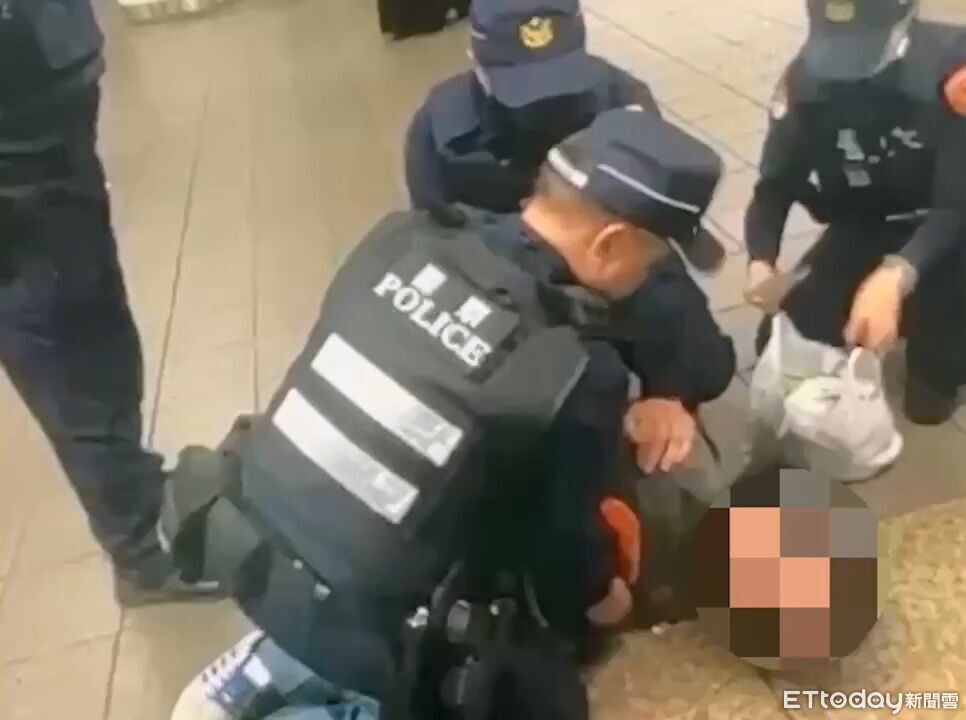 旅客看傻!醉男台北車站暴怒咆哮 捷運警衝上前制伏