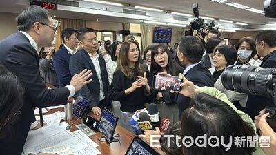 快訊／藍委讓李貞秀坐上主席台「代理召委」　綠委超怒拒承認！