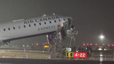「機鼻撞爛」近照曝光！客機降落滑行碰撞地面車輛　機場關閉