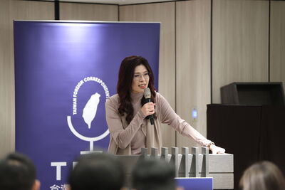 「兩岸和平非出賣台灣」　鄭麗文赴外媒記者會：九二共識反台獨