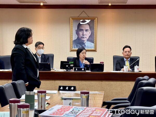 [新聞] 快訊／藍委讓李貞秀坐上主席台「代理召委 - 八卦 - PTT.BEST 批踢踢爆文