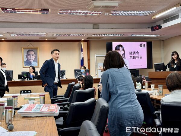 [新聞] 快訊／藍委讓李貞秀坐上主席台「代理召委 - 八卦 - PTT.BEST 批踢踢爆文 2