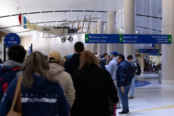 ▲▼2026年3月14日，旅客在美國德州聖安東尼奧國際機場（San Antonio International Airport）的運輸安全管理局（TSA）安檢隊伍中排隊等。（圖／路透）