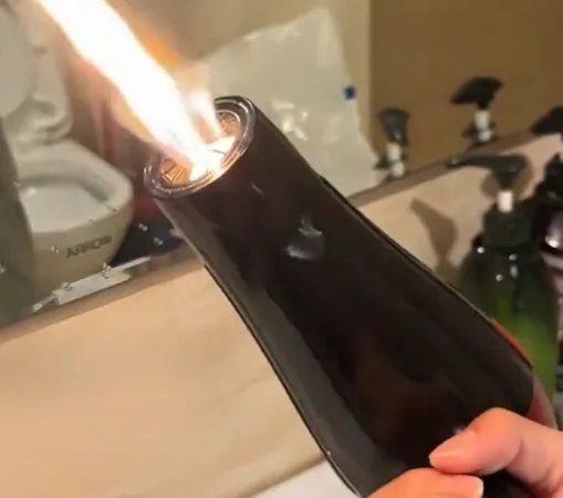 ▲吹風機起火。（圖／翻攝自微博）