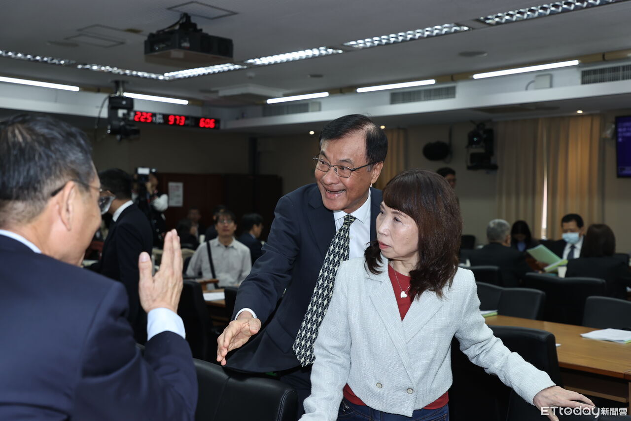 蘇嘉全赴立法院「回娘家」 任海基會董座後首次備詢