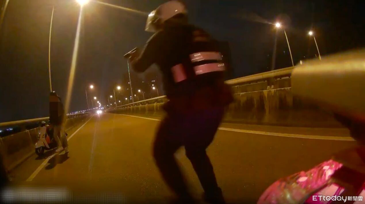 新北無照猴騎改裝車載妹拒檢!台64蛇行狂飆 警拔槍喊趴下