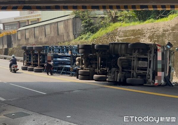 未注意限高4M 桃園貨櫃車闖不過涵洞直接「躺平」