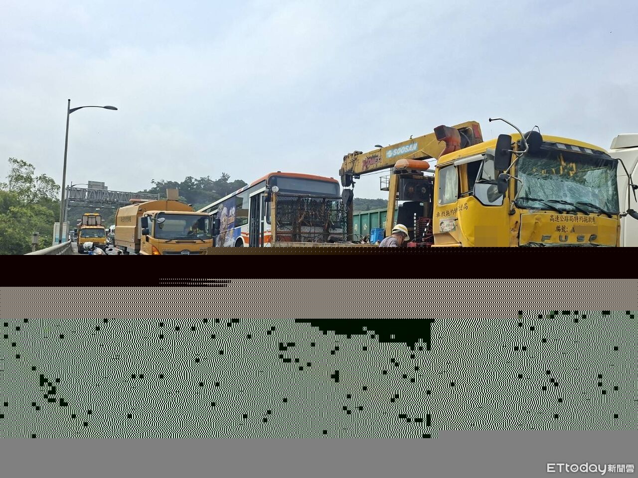 台64線3車追撞!「BMW、聯結車、拖吊車」連環撞 1駕駛送醫