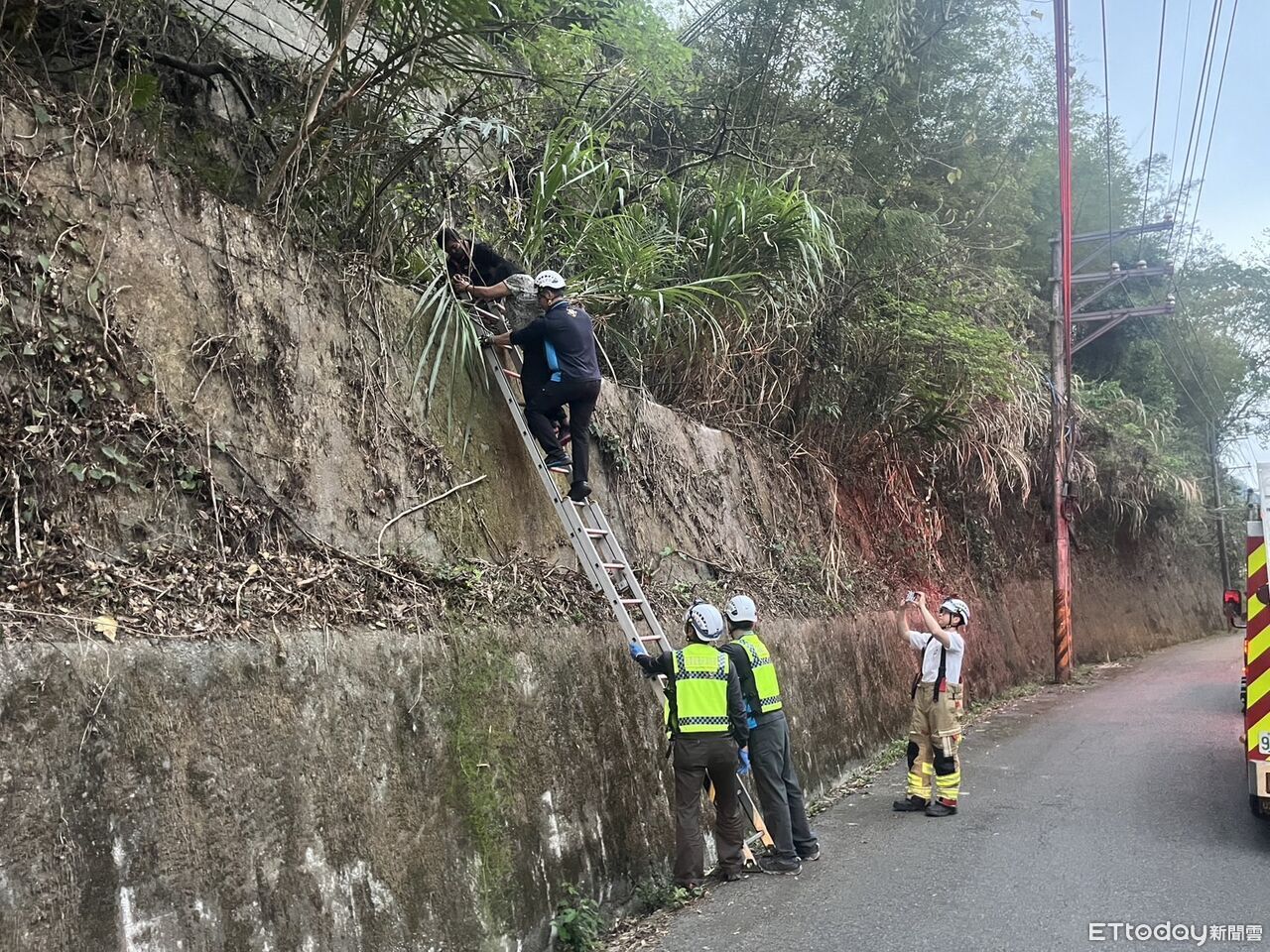 婦下車嘔吐重心不穩摔4米深平台!女兒嚇哭 苗栗警及時救援